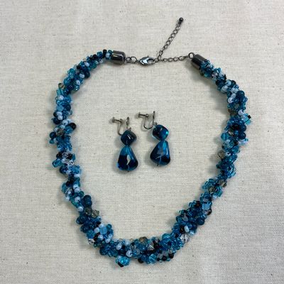Opulentes Schmuckset in leuchtenden Blautönen – Kette und Ohrclips