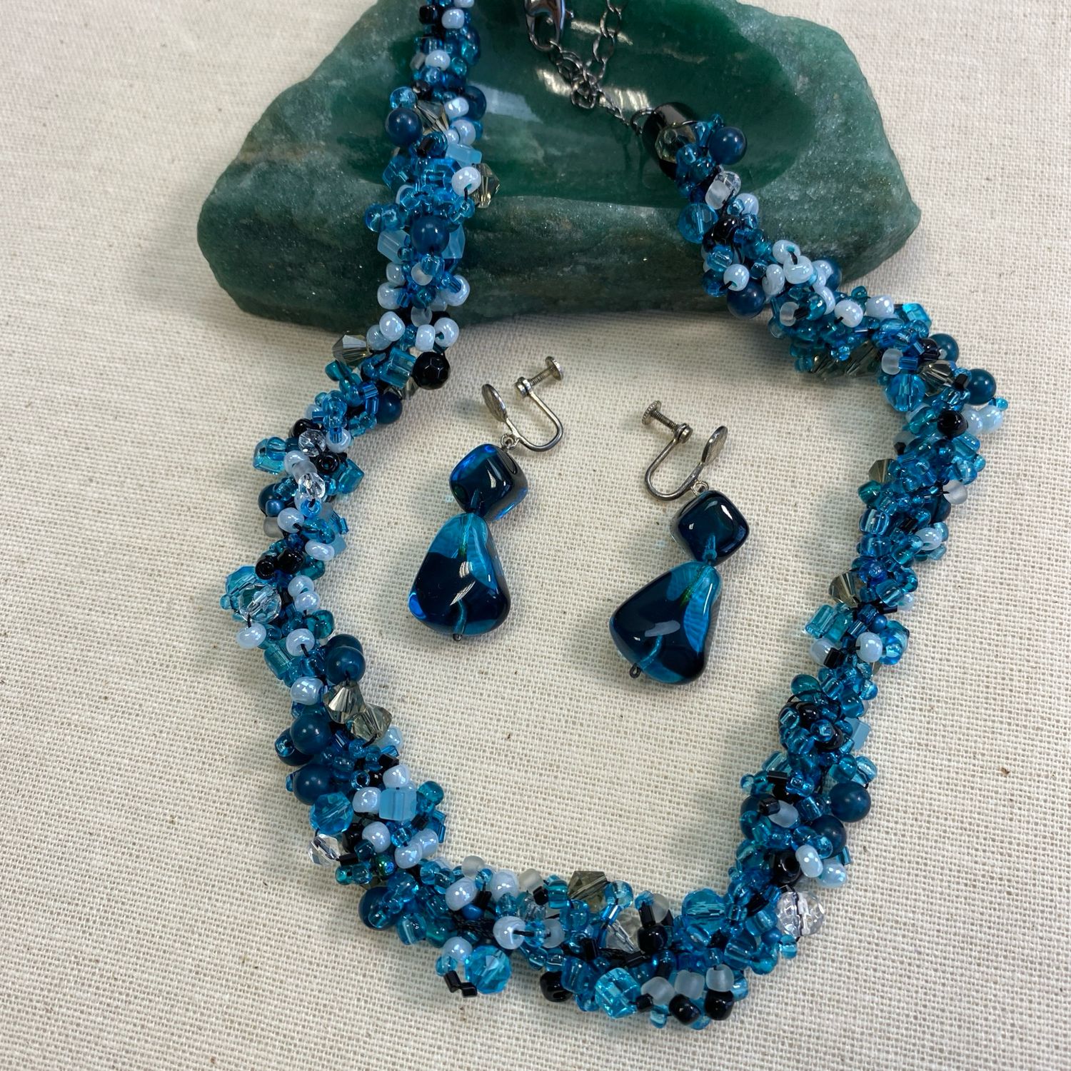 Opulentes Schmuckset in leuchtenden Blautönen – Kette und Ohrclips