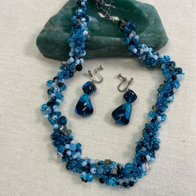 Opulentes Schmuckset in leuchtenden Blautönen – Kette und Ohrclips