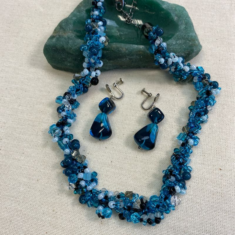Opulentes Schmuckset in leuchtenden Blautönen – Kette und Ohrclips