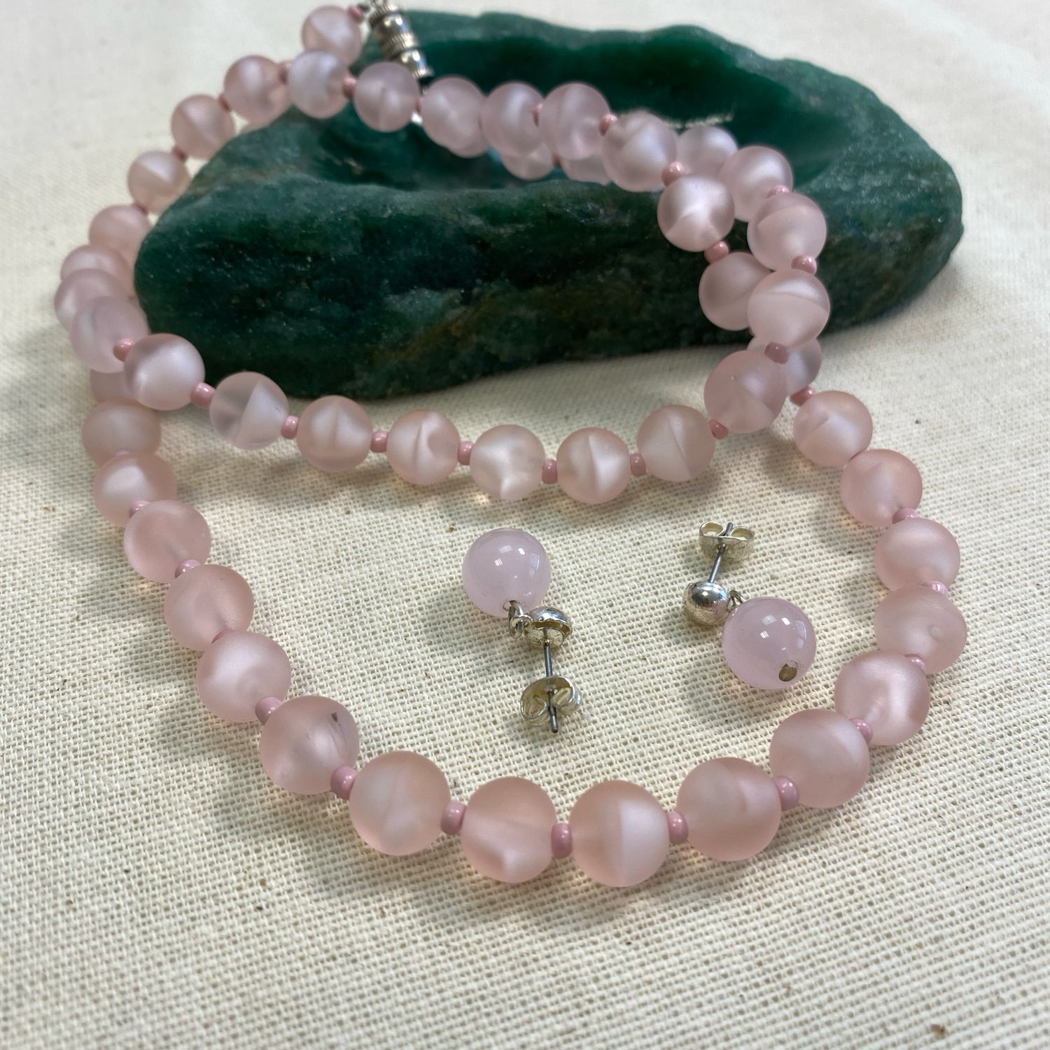 Elegantes Schmuckset in Rosé – lange Perlenkette und Ohrstecker