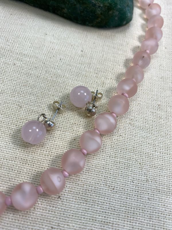 Elegantes Schmuckset in Rosé – lange Perlenkette und Ohrstecker