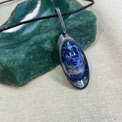 Anhänger mit blauem Naturstein an schwarzem Band