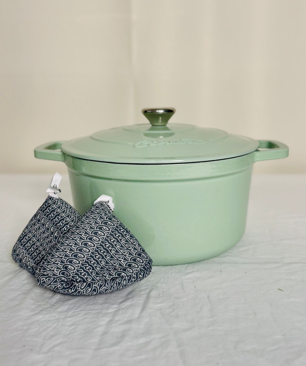 Classic Mint Green 6 Qt Enameled Cast Iron Dutch Oven with Lid Oven Safe to 500°F (1)