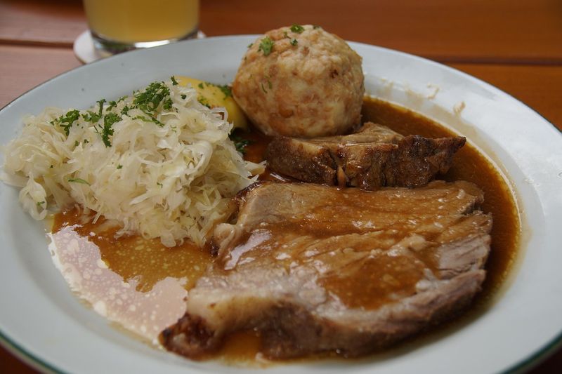 Schweinsbraten ofenfrisch, mit Beilagen