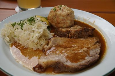 Schweinsbraten ofenfrisch, mit Beilagen