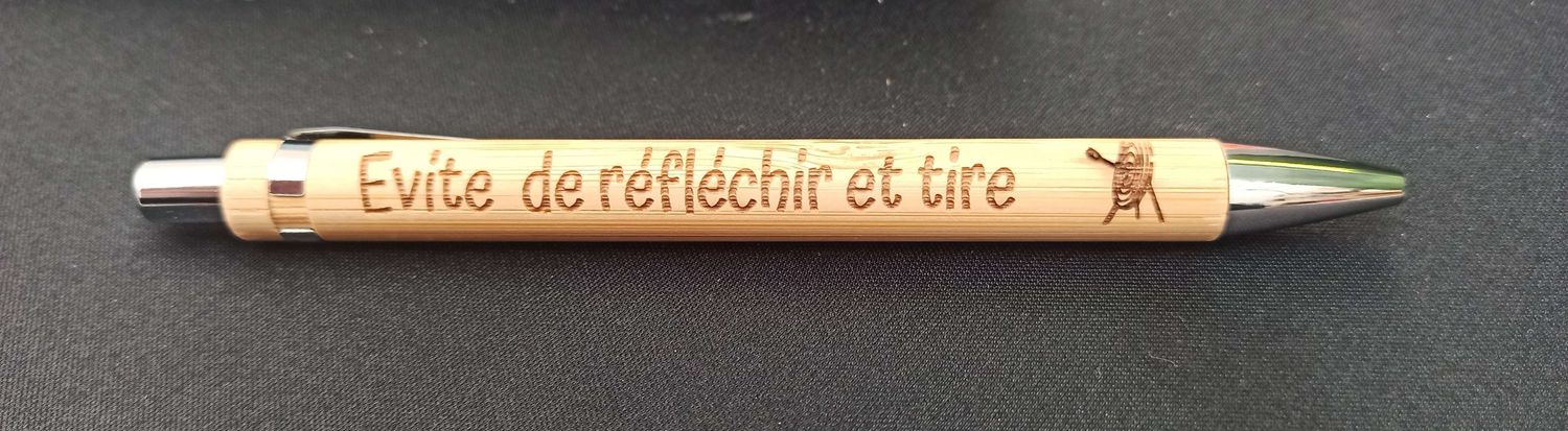Stylo en bambou – &quot;Évite de réfléchir et tire&quot;