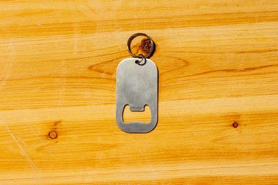 Porte-clés décapsuleur en métal  – Gravure sur mesure