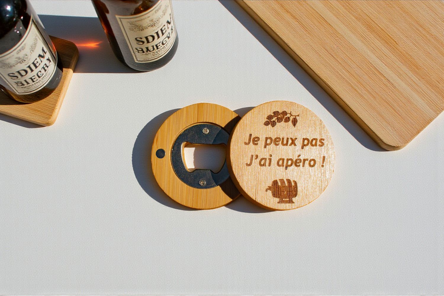 Décapsuleur rond en bois aimanté – Gravure sur mesure