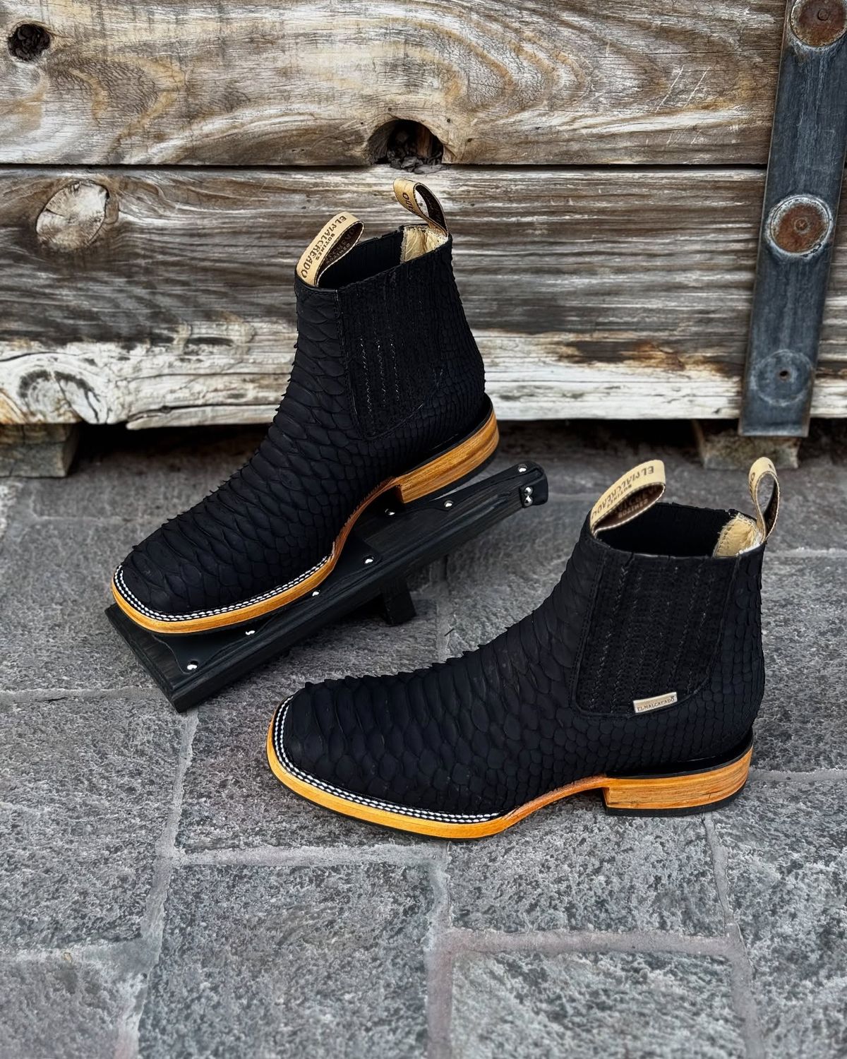 Botín Piel de Piton Bulldog Nobuck Negro