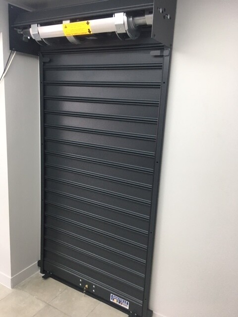 Butée de tirage  pour rideaux et grilles métalliques