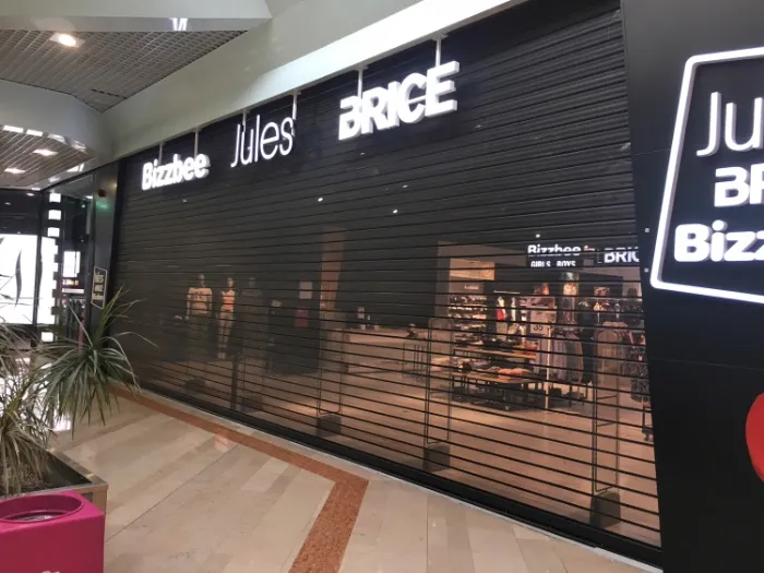 rideau metallique microperforé de magasin moteur central 