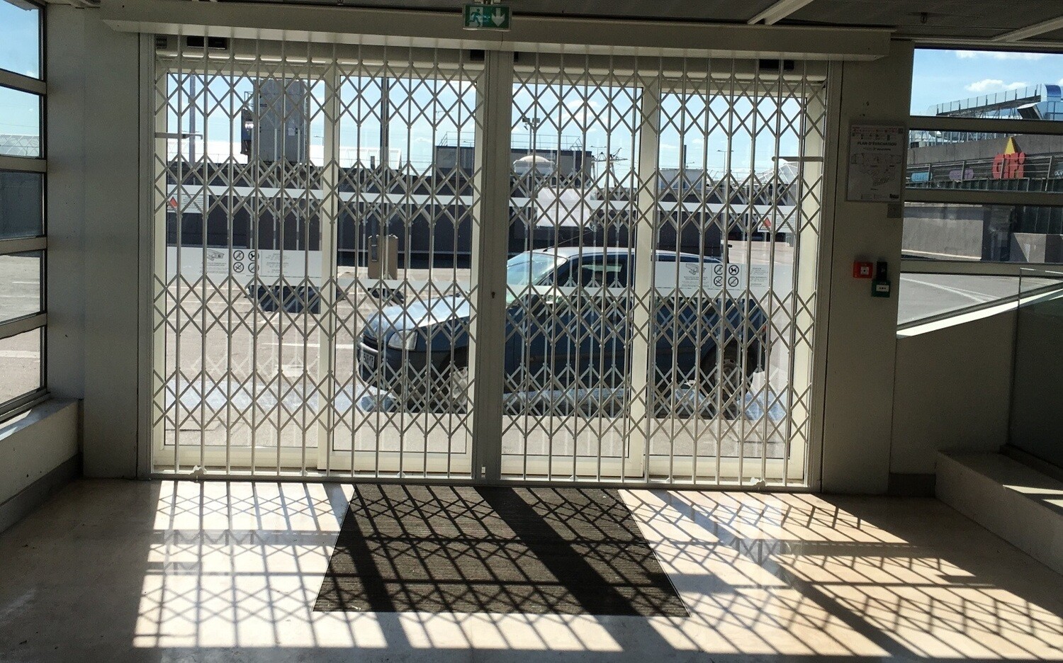 Grille extensible renforcée pour vitrine de boutique et baie vitrée