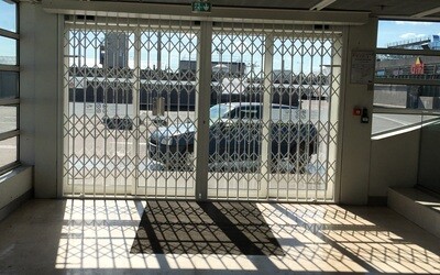 Grille extensible renforcée pour vitrine de boutique et baie vitrée