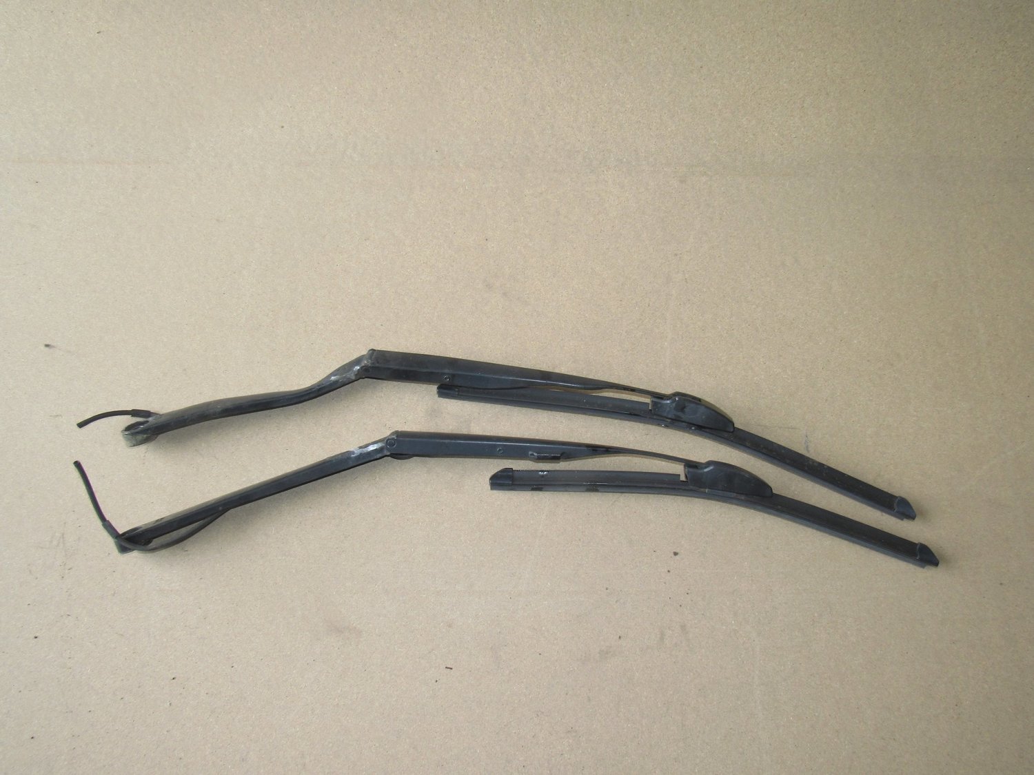 Nissan 350z 2004    A pair of Windscreen Wiper