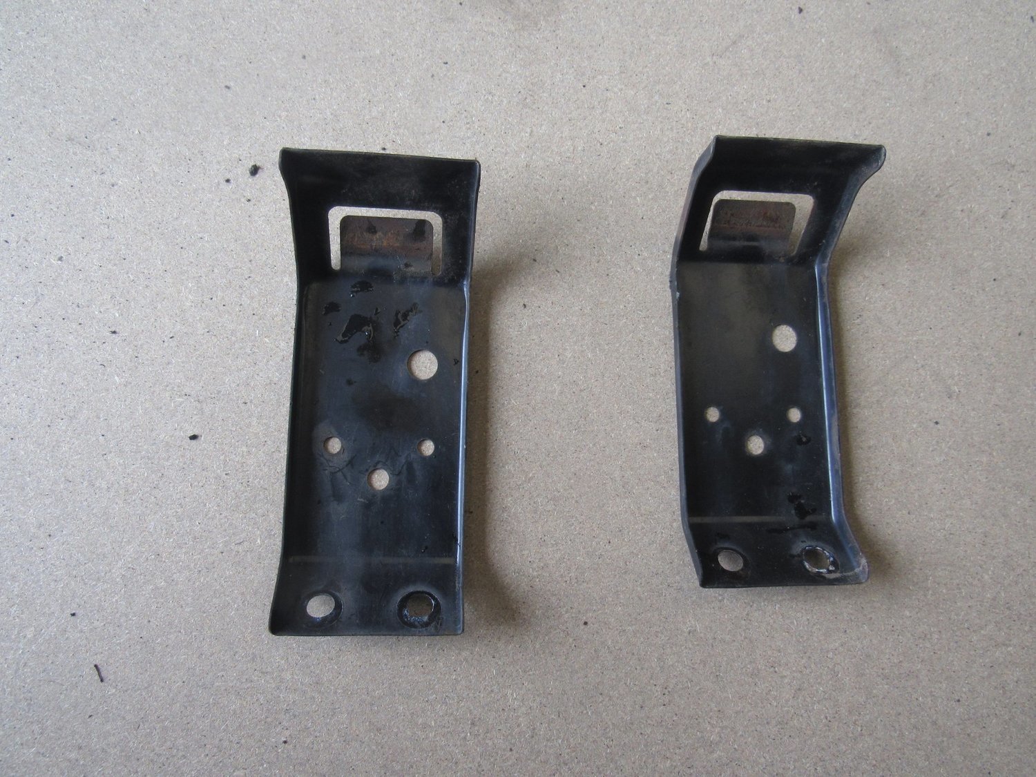 Nissan 350z 2004    A pair of Front Headlight Brackets