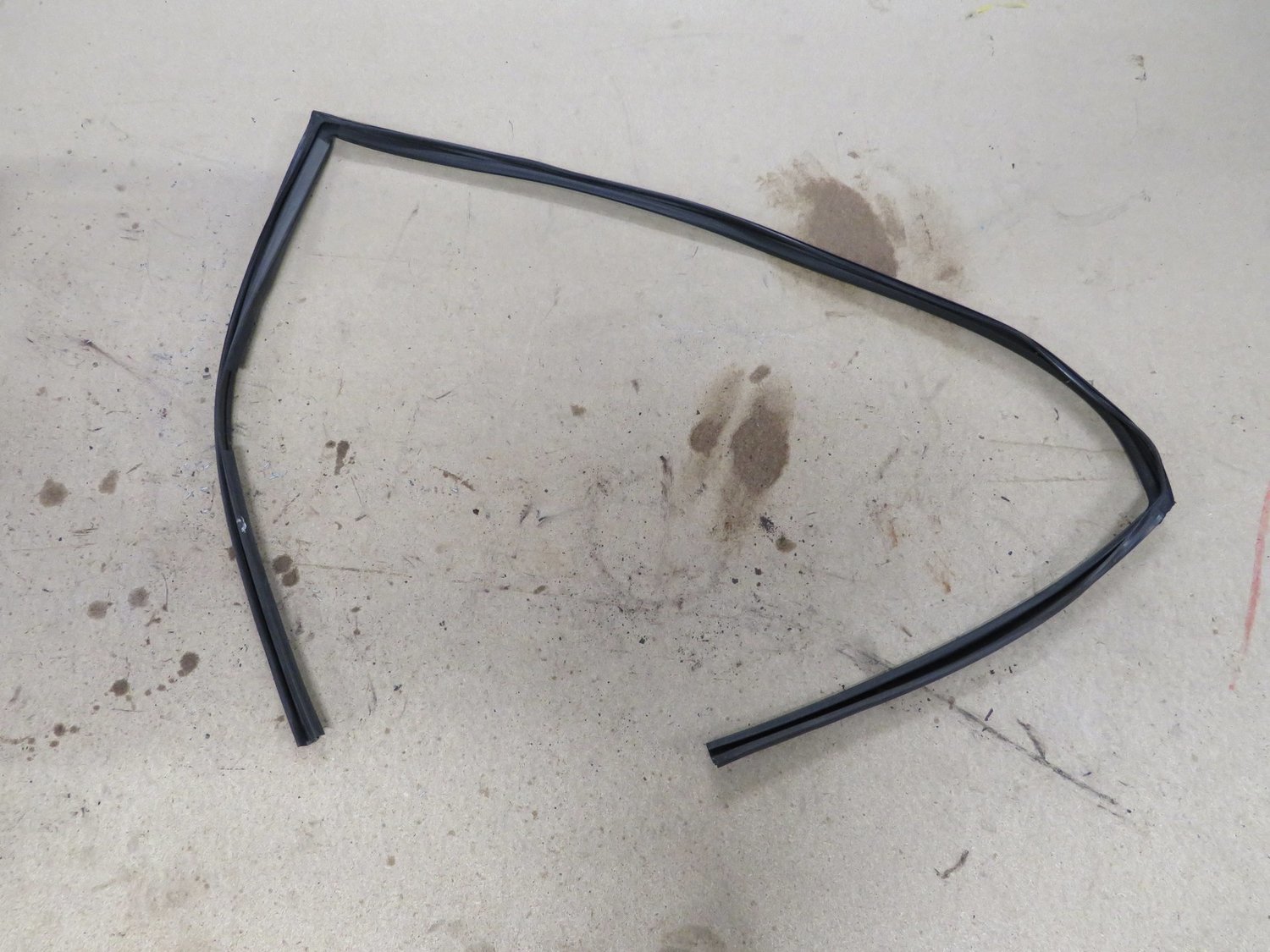 Honda Integra Type R DC5  O/S Drivers Right door Window glass Seal.