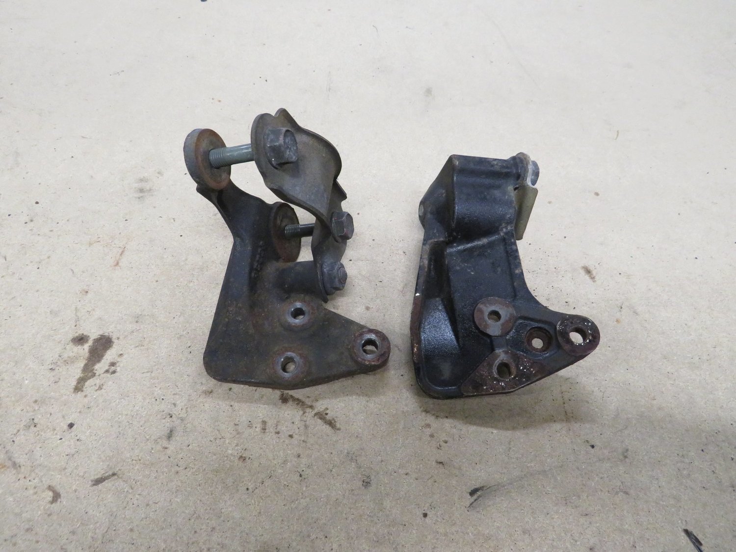 thumbnail image 2 of Honda Integra Type R DC5 Footrest Bracket – 46992-SEA-J00 – OEM Silver Plate 2 of 5