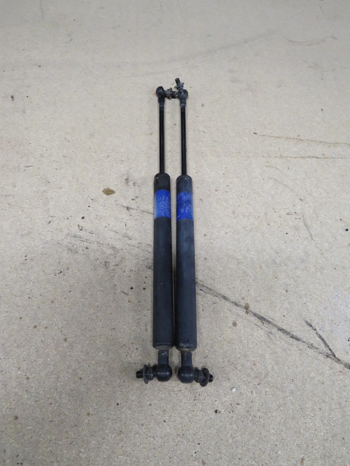 Honda Integra Type R DC5   Pair of Boot Trunk Shock dampers