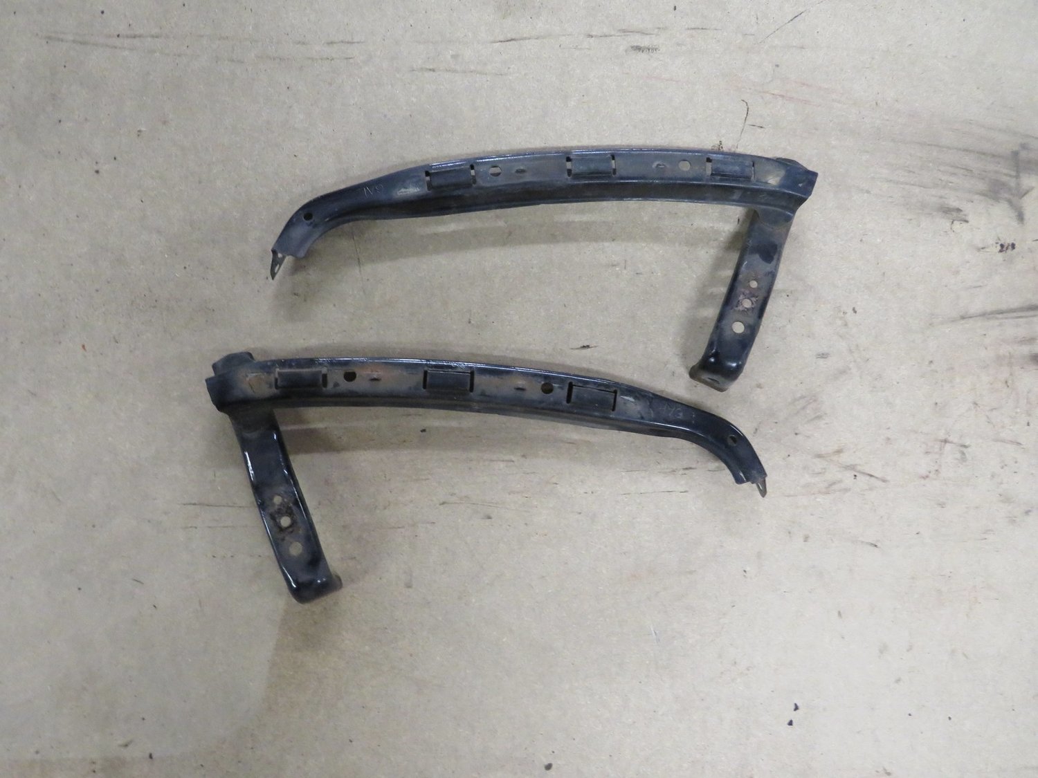 Honda Civic Type R   Pair of Black headlight Brackets to Front Bumper