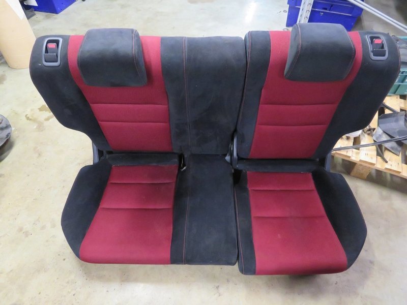 Honda Civic Type R FN2   Rear seats with Head Rests