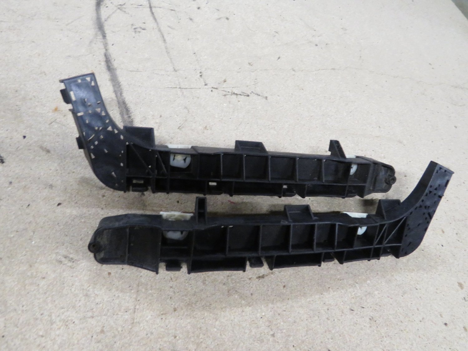 Civic Type R FN2    Pair of front wing Clips for Front Bumper