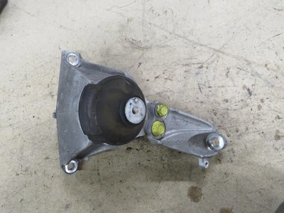 Honda Civic Type R FN2   Engine Mount and Bracket