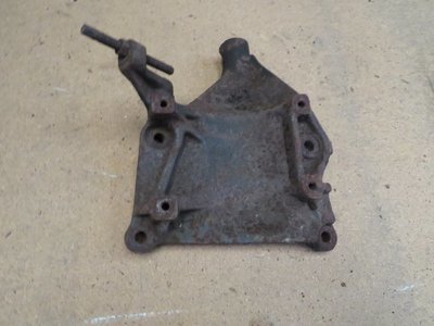 Honda DC2 Integra Type R UKDM    Front Engine mount Bracket but no Bolt to Mount