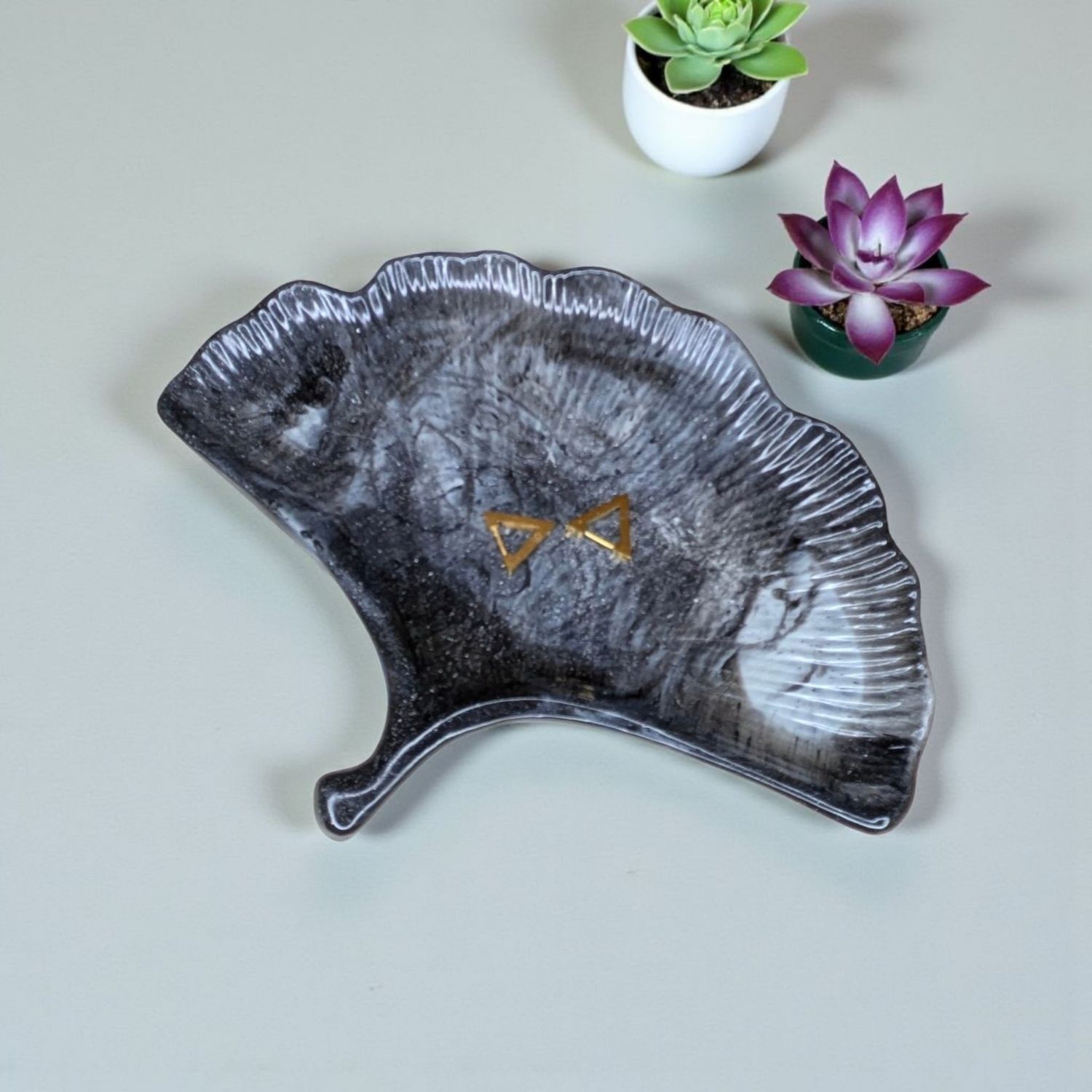 Ginkgo Leaf Design Dish, Monochrome Resin