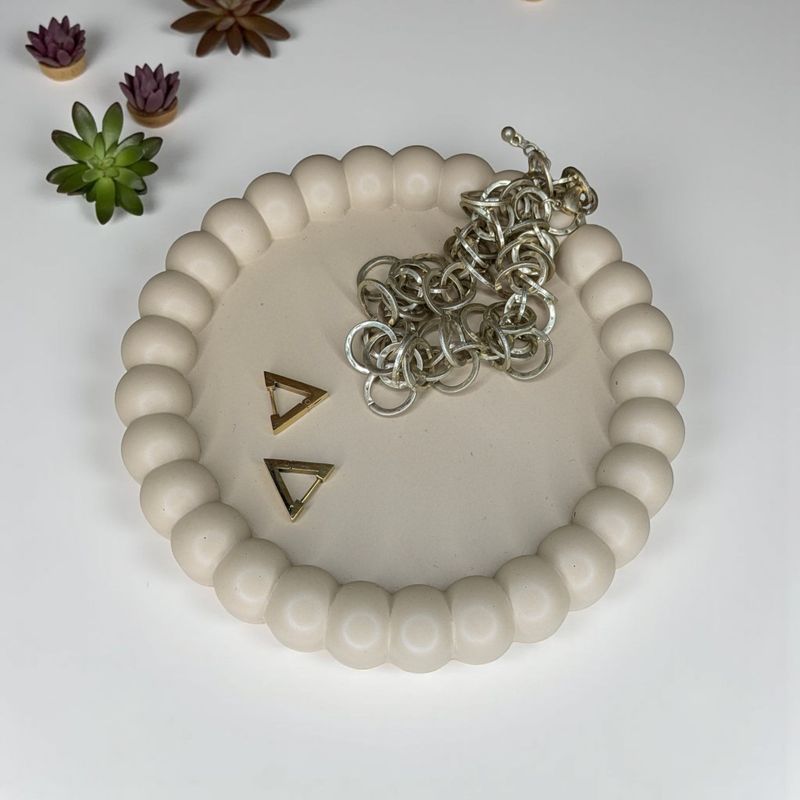 Bubble Edge Round Dish, Beige Jesmonite