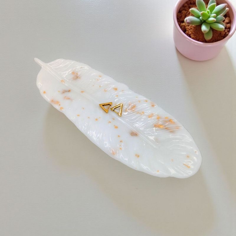 Resin Feather Design Dish , White with Gold Fleck