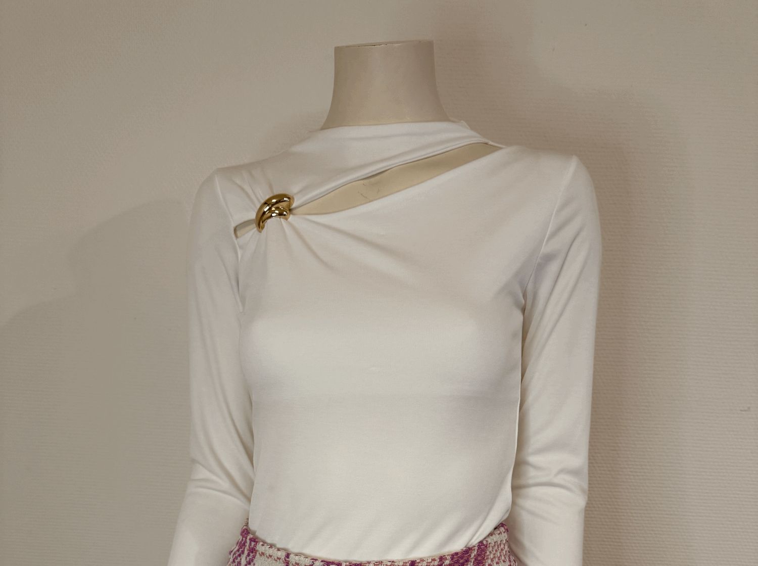 cut-out top wit