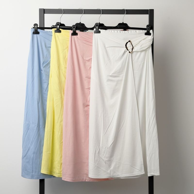 elegante witte rok met gouden detail