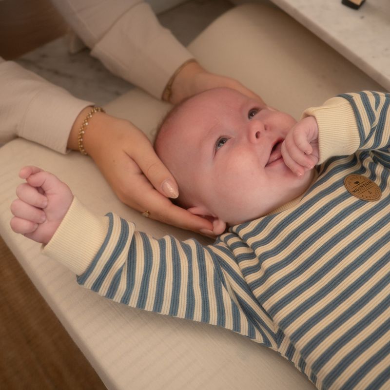 Dirkje Jongens Sweater Gestrept – Off-White met Jeansblauw, Knoopsluiting en Lederen Mountain Badge