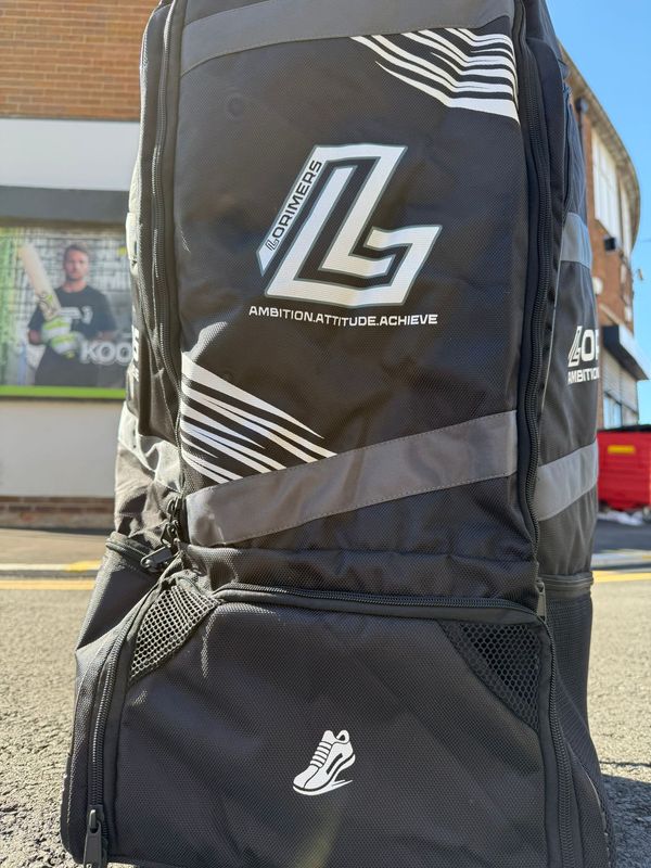 2026 Lorimers Pro Players v2 Black Duffle Cricket Bag Size: 91 x 35.5 x 35.5cm