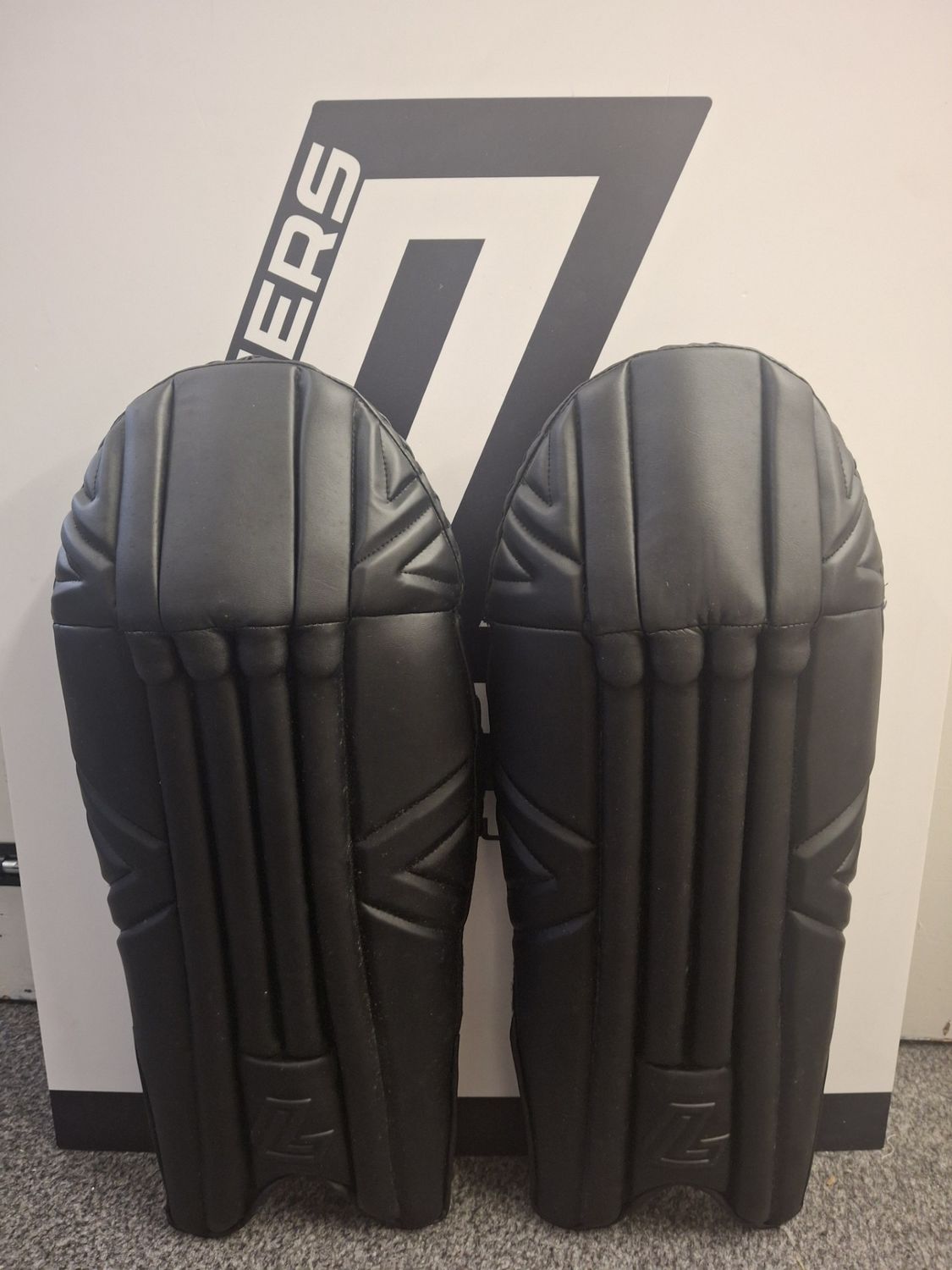 2026 Lorimers Cricket Pro Players v2 Wicket Keeping Pads - Black 2026 Lorimers Cricket Pro Players v2 Wicket Keeping Pads - Black