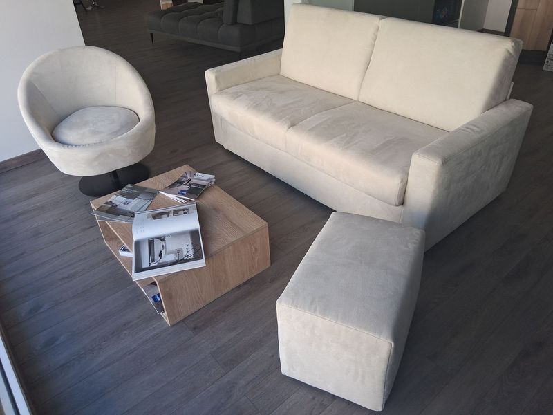 Ensemble de salon canapé-lit pouf et fauteuil en exposition