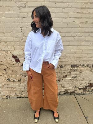 White button down blouse with elastic band sleeves White button down blouse with elastic band sleeves