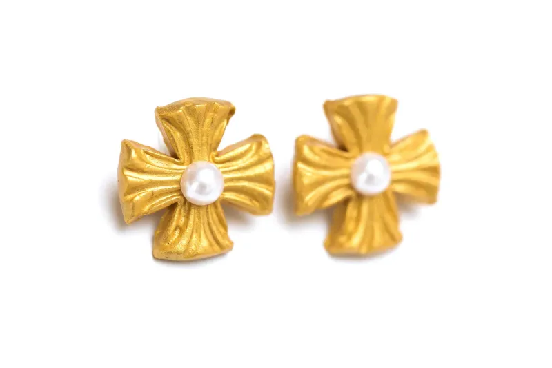 Hidden Truth Julia with Pearl Stud Earrings Hidden Truth Julia with Pearl Stud Earrings