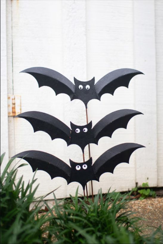 Painted Bat Plant Stake, Set: 16"