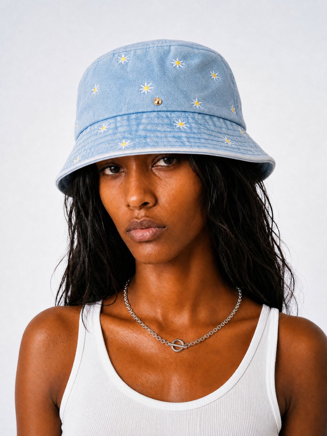 BOB en denim upcyclé brodé