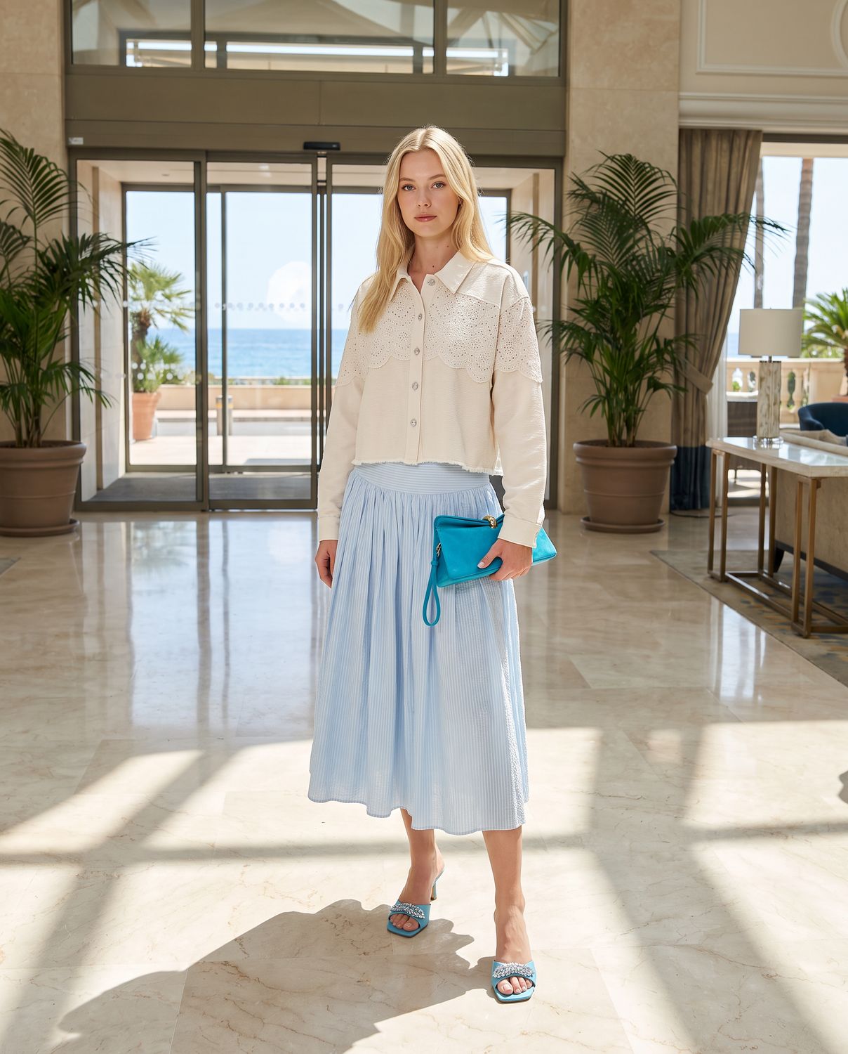 Veste en denim upcyclé à broderie anglaise