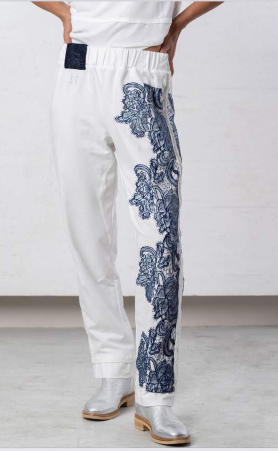 EC- Jogging off white navy lace