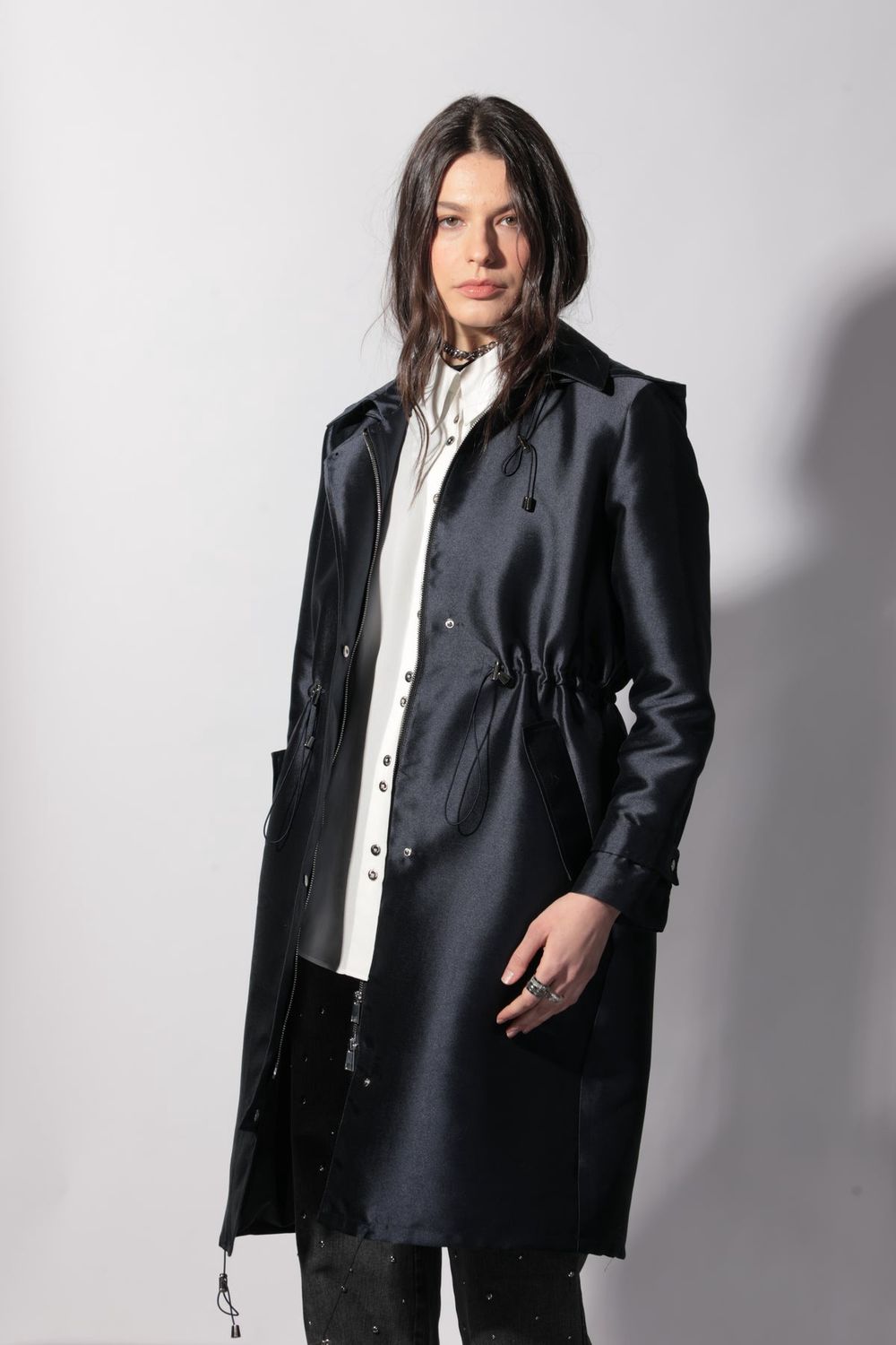 Leslie Monte Carlo - Trench chic matte satin gold trim and buttons