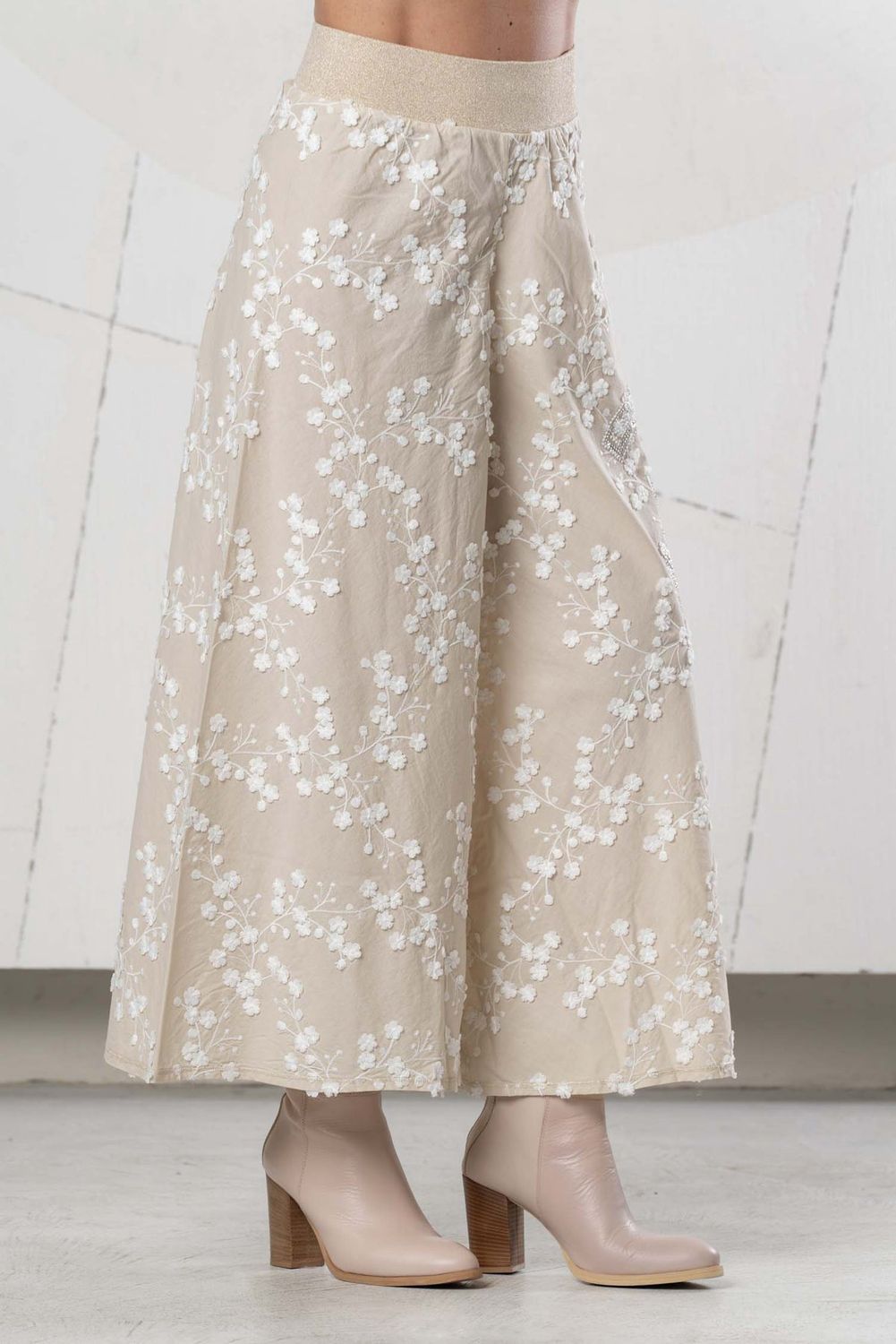 Elisa Cavaletti - Palazzo beige with white embroidery flowers
