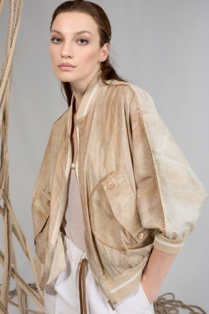 Tricot Chic - Bomber stretch beige gold print satin zip