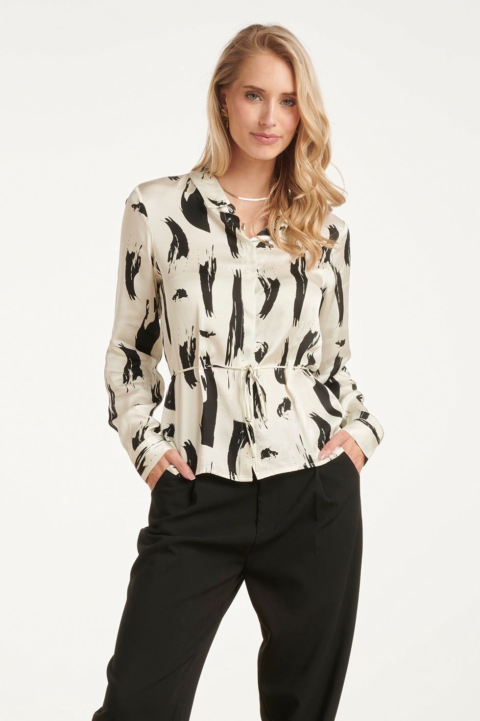 Shirt satin off white black with belt