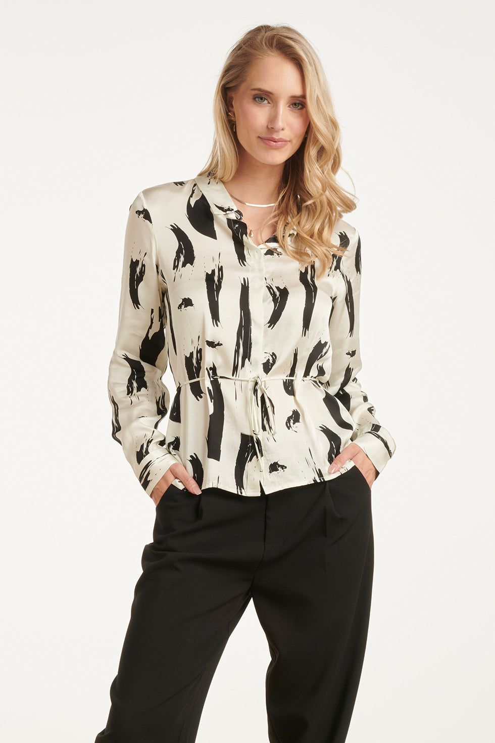 Shirt satin off white black with belt