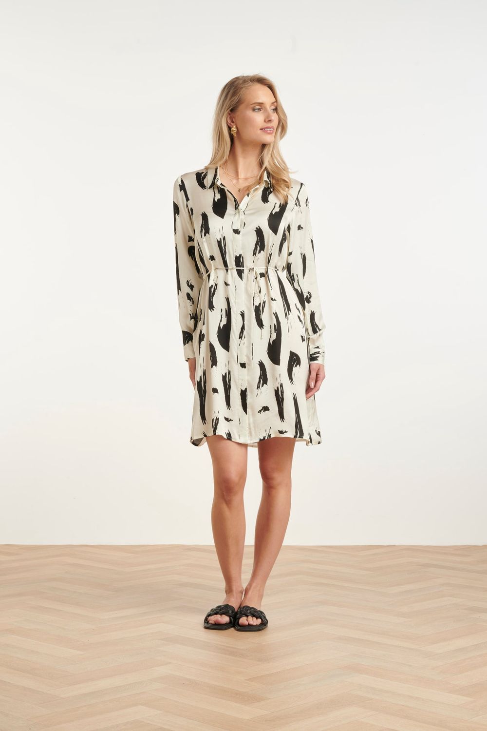 Dress satin off white black with belt