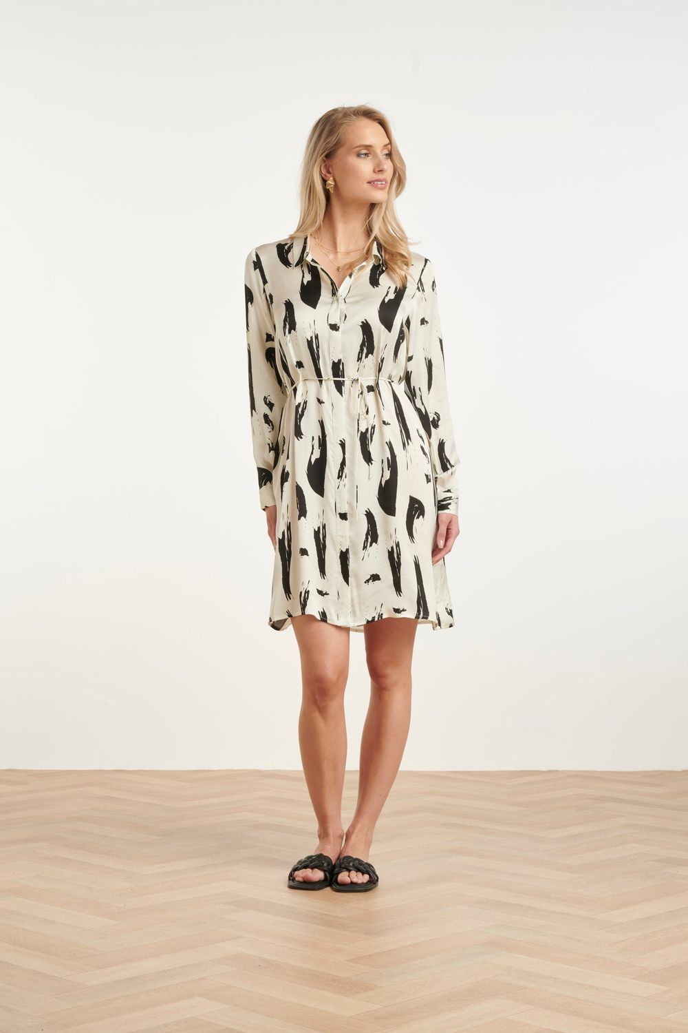 Dress satin off white black with belt